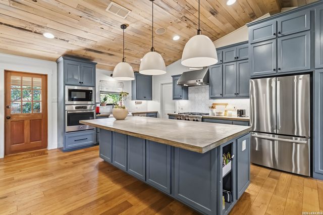 115 W TANGLEWOOD DR, New Braunfels, TX 78130