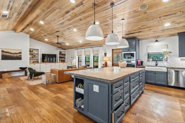 115 W TANGLEWOOD DR, New Braunfels, TX 78130