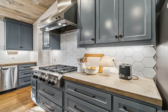 115 W TANGLEWOOD DR, New Braunfels, TX 78130