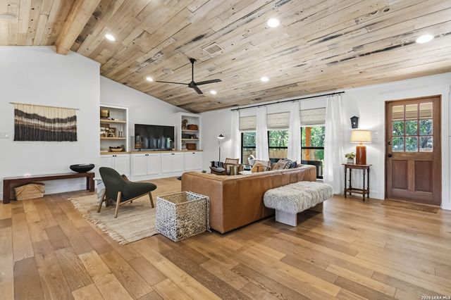 115 W TANGLEWOOD DR, New Braunfels, TX 78130