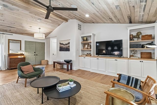 115 W TANGLEWOOD DR, New Braunfels, TX 78130