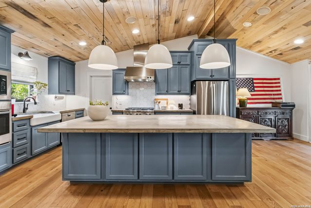 115 W TANGLEWOOD DR, New Braunfels, TX 78130