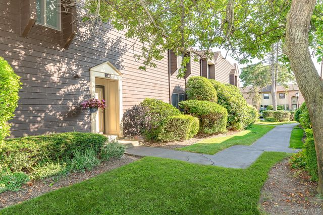 91 Southgate Circle, Massapequa Park, NY 11762
