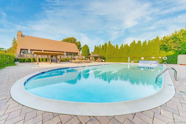 91 Southgate Circle, Massapequa Park, NY 11762