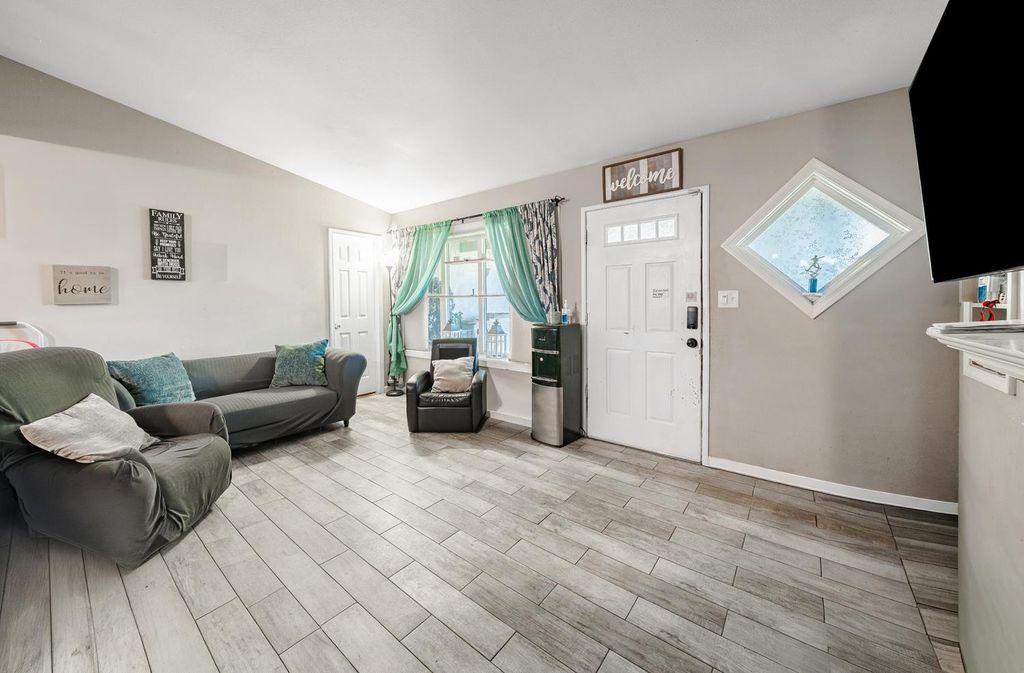 Image 7 of property listing at 6364 N San Pablo Avenue, Fresno, CA 93704