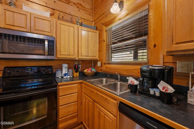 1808 Panther Path Way, Sevierville, TN 37876