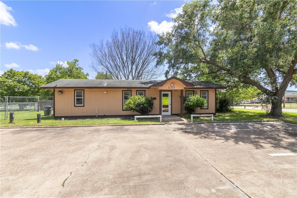607 West Martin Luther King Jr Street, Bryan, TX 77803 — exterior