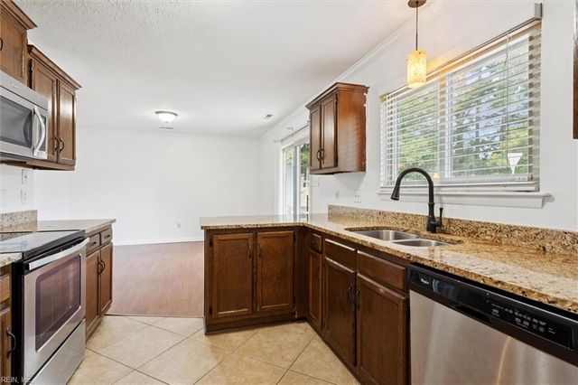 722 Longleaf Ln, Newport News, VA 23608
