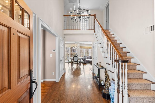 10 Norfolk Road, Great Neck, NY 11020