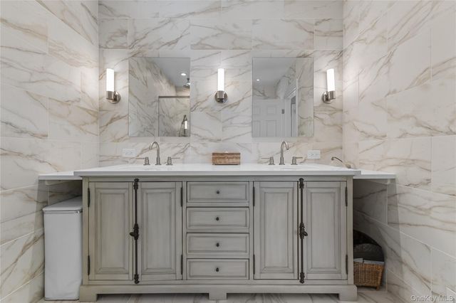 10 Norfolk Road, Great Neck, NY 11020