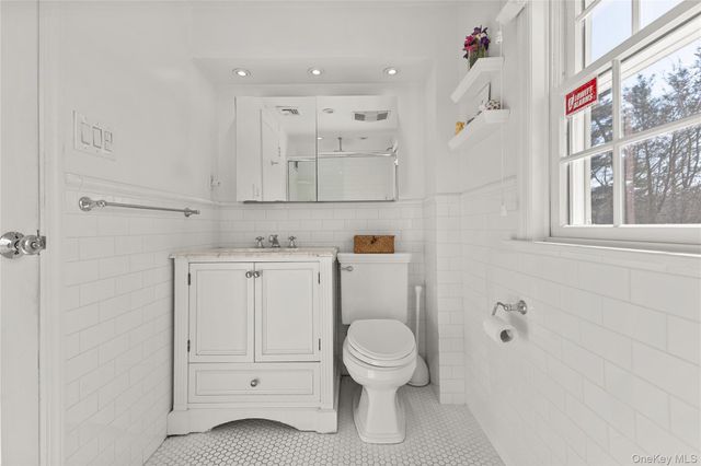 10 Norfolk Road, Great Neck, NY 11020