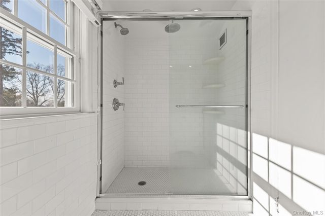 10 Norfolk Road, Great Neck, NY 11020