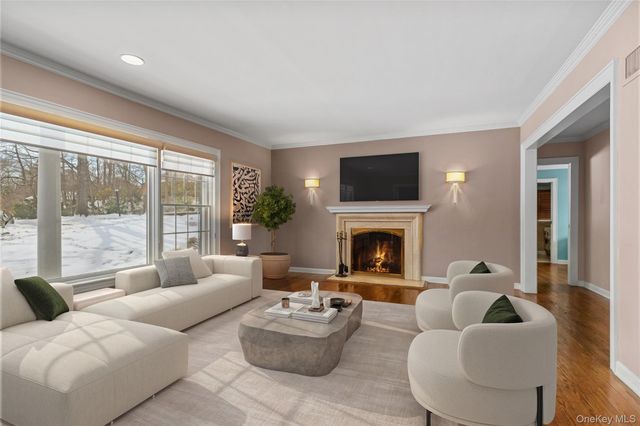 10 Norfolk Road, Great Neck, NY 11020