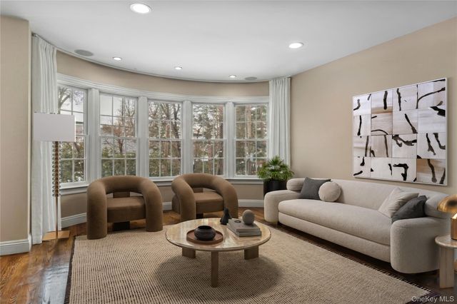 10 Norfolk Road, Great Neck, NY 11020