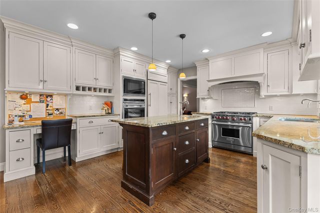 10 Norfolk Road, Great Neck, NY 11020