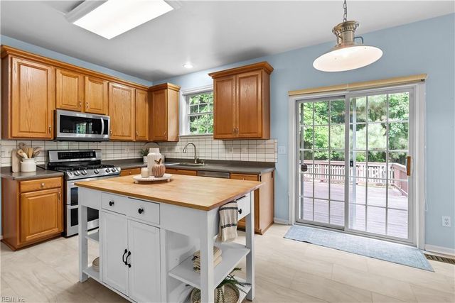 13177 Harbor DR, Carrollton, VA 23314
