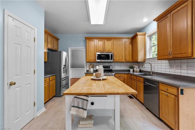 13177 Harbor DR, Carrollton, VA 23314