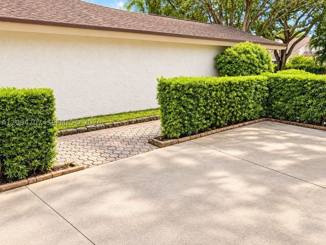 6621 NW 4th Ct, Plantation, FL 33317