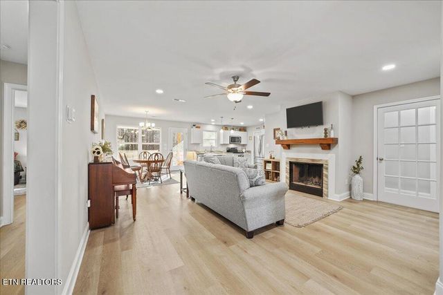 8600 Lakeland Drive, Lenoir City, TN 37772