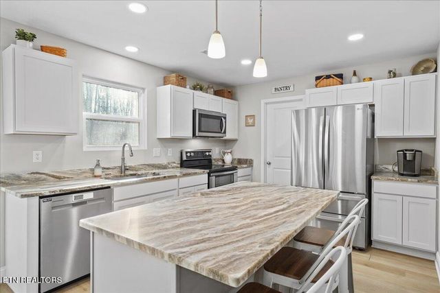 8600 Lakeland Drive, Lenoir City, TN 37772