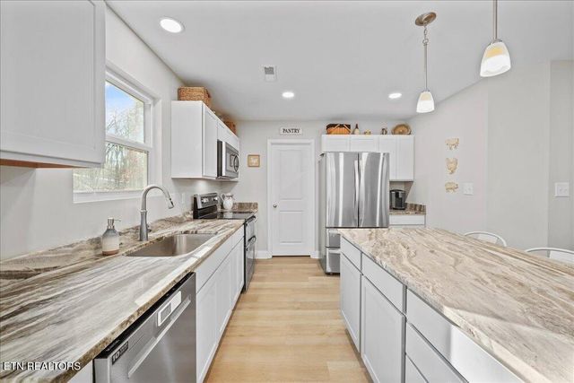 8600 Lakeland Drive, Lenoir City, TN 37772