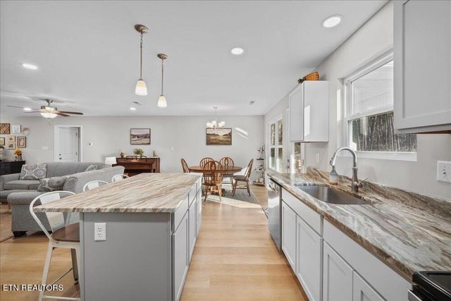 8600 Lakeland Drive, Lenoir City, TN 37772