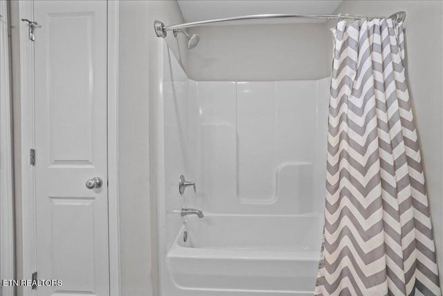 8600 Lakeland Drive, Lenoir City, TN 37772