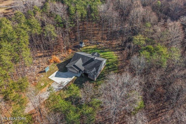 8600 Lakeland Drive, Lenoir City, TN 37772