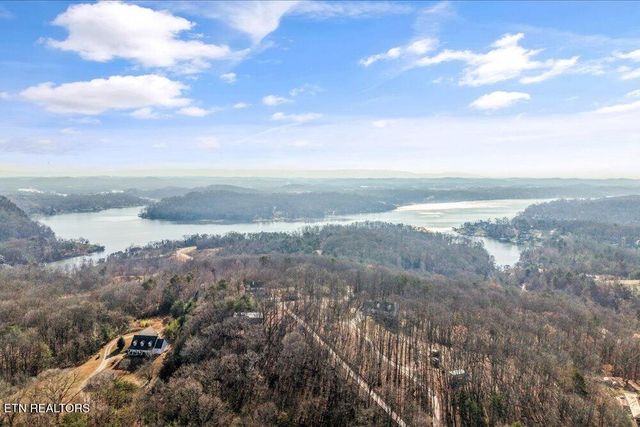 8600 Lakeland Drive, Lenoir City, TN 37772