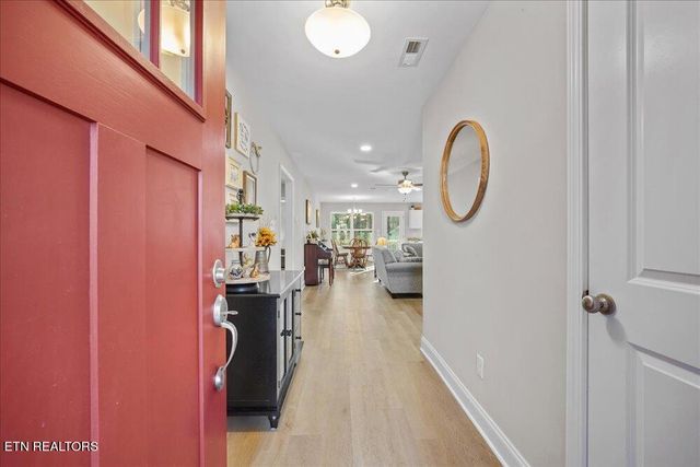 8600 Lakeland Drive, Lenoir City, TN 37772