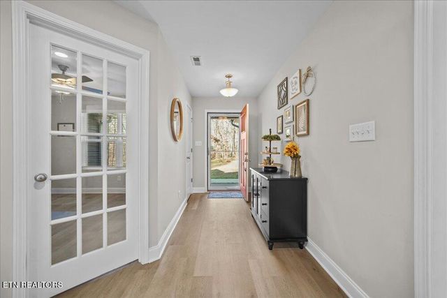 8600 Lakeland Drive, Lenoir City, TN 37772