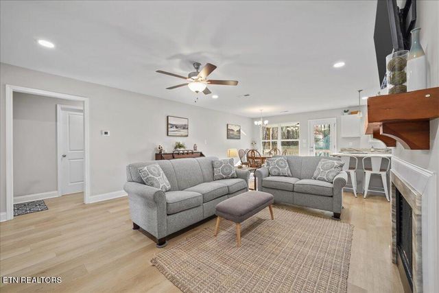 8600 Lakeland Drive, Lenoir City, TN 37772