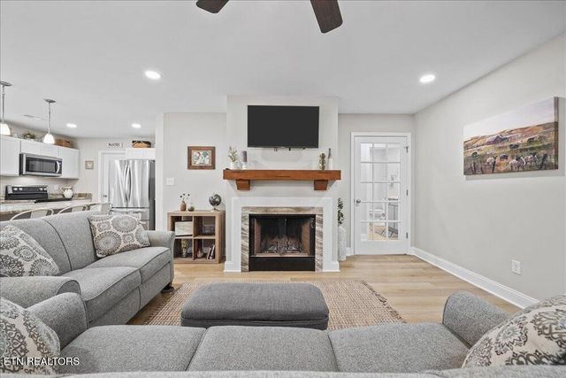 8600 Lakeland Drive, Lenoir City, TN 37772