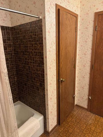 1807 Brookside Drive, Albert Lea, MN 56007