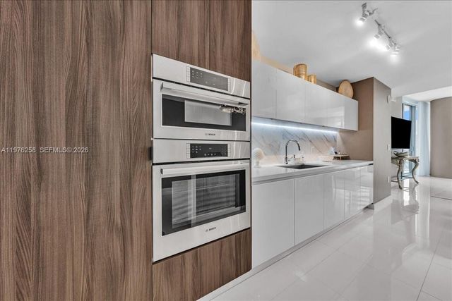 851 NE 1st Ave 3711, Miami, FL 33132