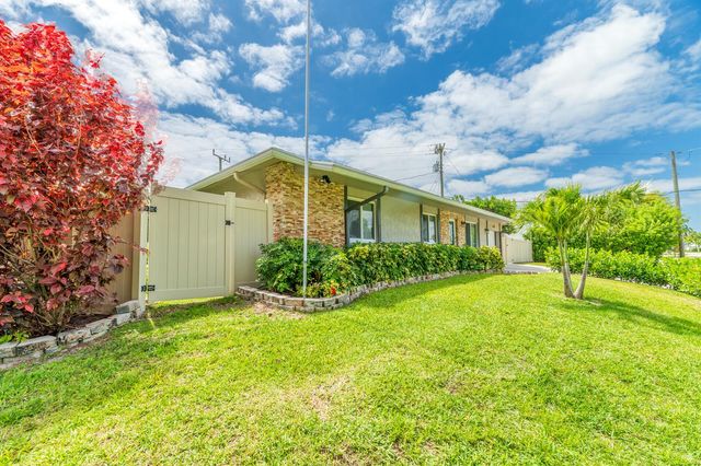 8099 Santa Fe Trail, Boca Raton, FL 33487