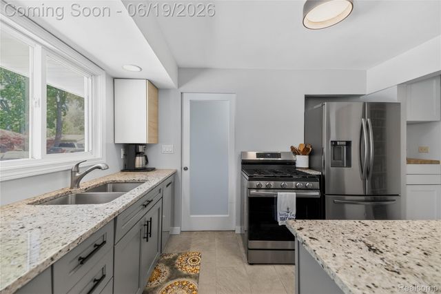 25815 West River Road, Grosse Ile Township, MI 48138