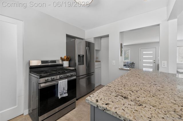 25815 West River Road, Grosse Ile Township, MI 48138