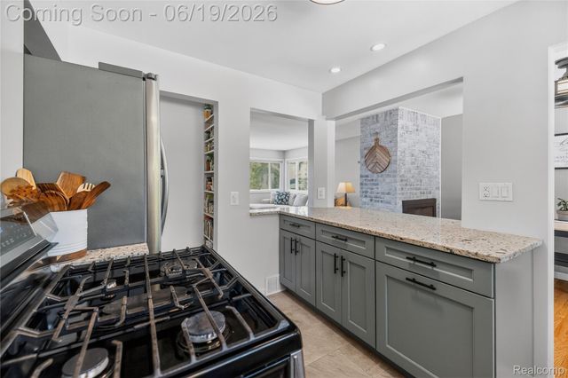 25815 West River Road, Grosse Ile Township, MI 48138