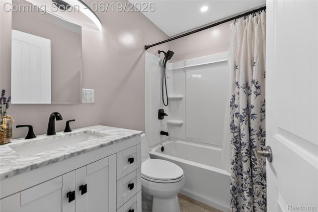 25815 West River Road, Grosse Ile Township, MI 48138