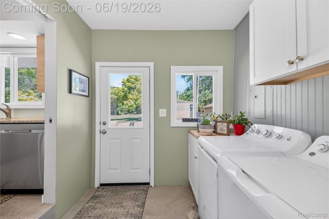 25815 West River Road, Grosse Ile Township, MI 48138