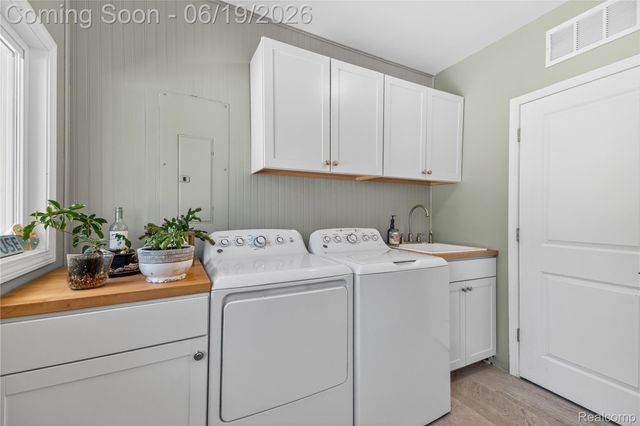 25815 West River Road, Grosse Ile Township, MI 48138