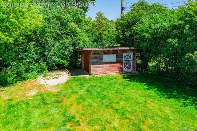 25815 West River Road, Grosse Ile Township, MI 48138