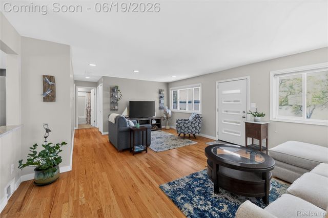 25815 West River Road, Grosse Ile Township, MI 48138