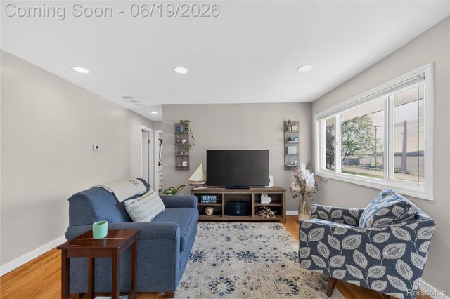 25815 West River Road, Grosse Ile Township, MI 48138