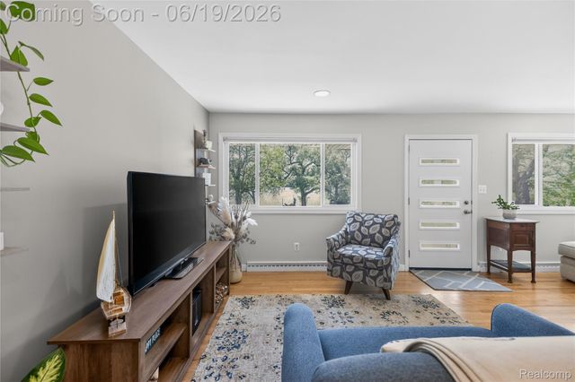 25815 West River Road, Grosse Ile Township, MI 48138