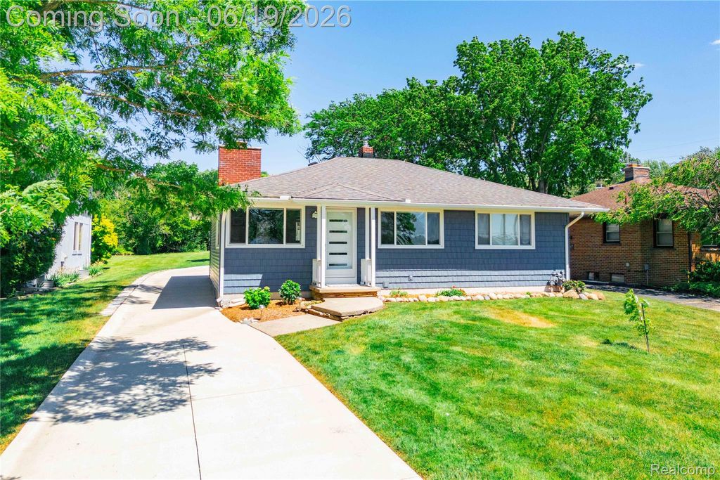 25815 West River Road, Grosse Ile Township, MI 48138