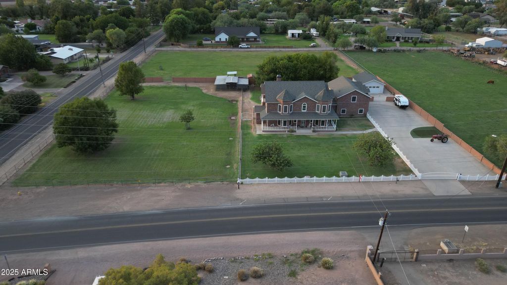 Image 2 of property listing at 424 E LEHI Road 2, Mesa, AZ 85203