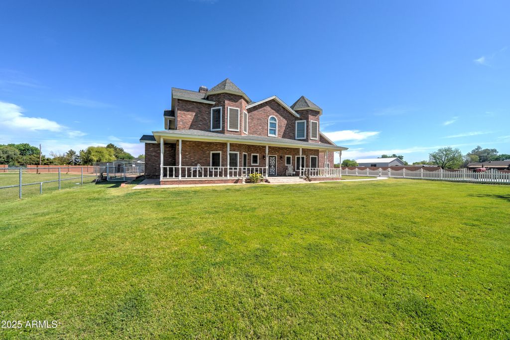 Image 5 of property listing at 424 E LEHI Road 2, Mesa, AZ 85203