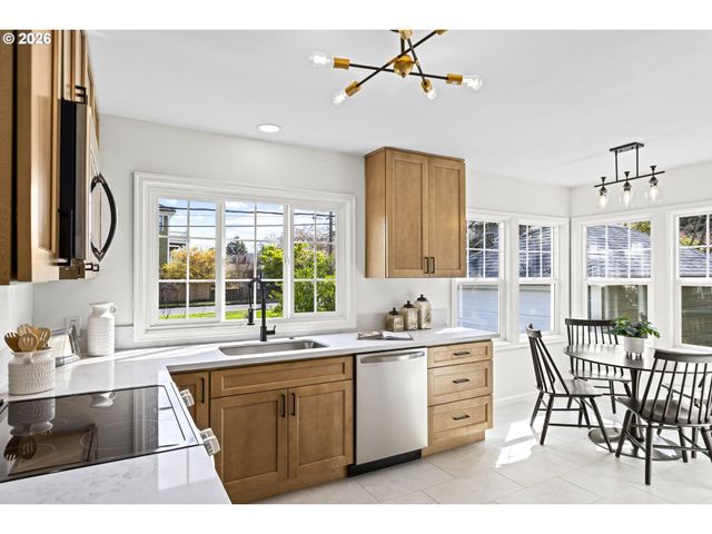 1224 Ne ROSELAWN St, Portland, OR 97211